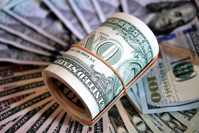 Долар і євро додали у ціні. Курси валют Нацбанку після вихідних