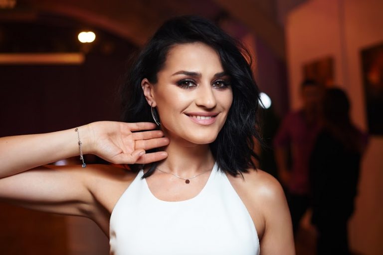 “Символ мого внутрішнього стану”: Марта Адамчук вразила всіх розкішною весільною сукнею