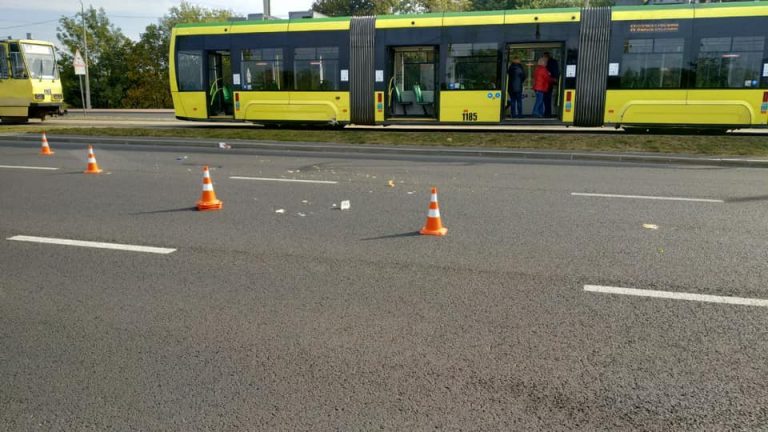 Різко зупинити не вдалося: У Львові трамвай збив чоловіка, який у навушниках йшов по коліях