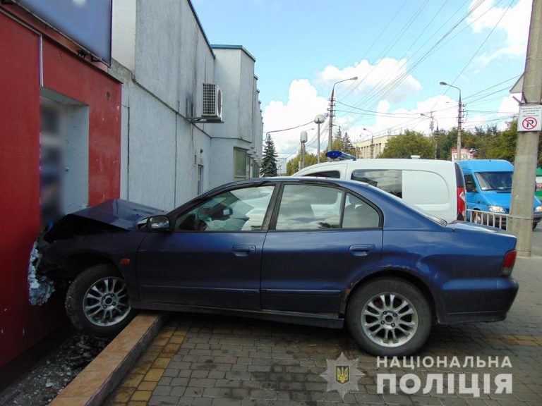 У Чернівцях п’яний чоловік за кермом протаранив будинок та влаштував стрілянину (фото)