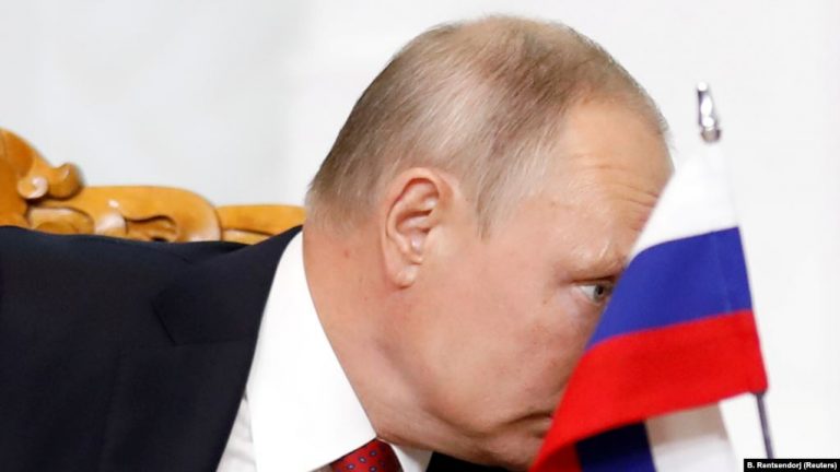 “З корабля на бал”: одразу після переговорів з Молдовою Путін відправився на один з найбільших економічних форумів Росії