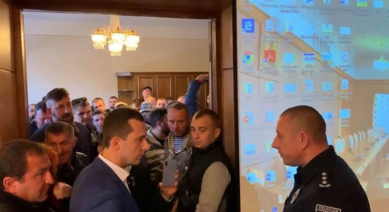 Львів’яни пікетують ОДА з вимогою відставки глави поліції області (відео)