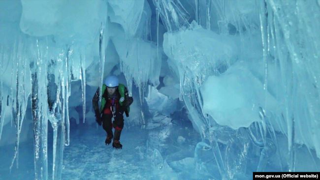 Українська експедиція знайшла в Антарктиді льодовикову печеру (фото)