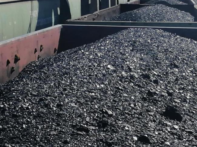 Вокзал Рівного вщент “забитий” вагонами із російським вугіллям (ФОТО)