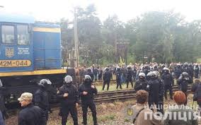 Б’ють кийками та заламують: поліція силою розганяє активістів та АТОвців, які блокують російське вугілля (фото, відео)