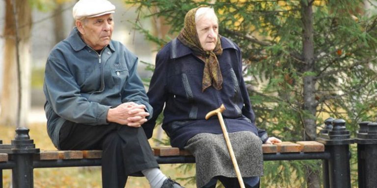 Зеленському відкрили очі на пенсію в Україні та Німеччині: “Не можуть купити буханець хліба”