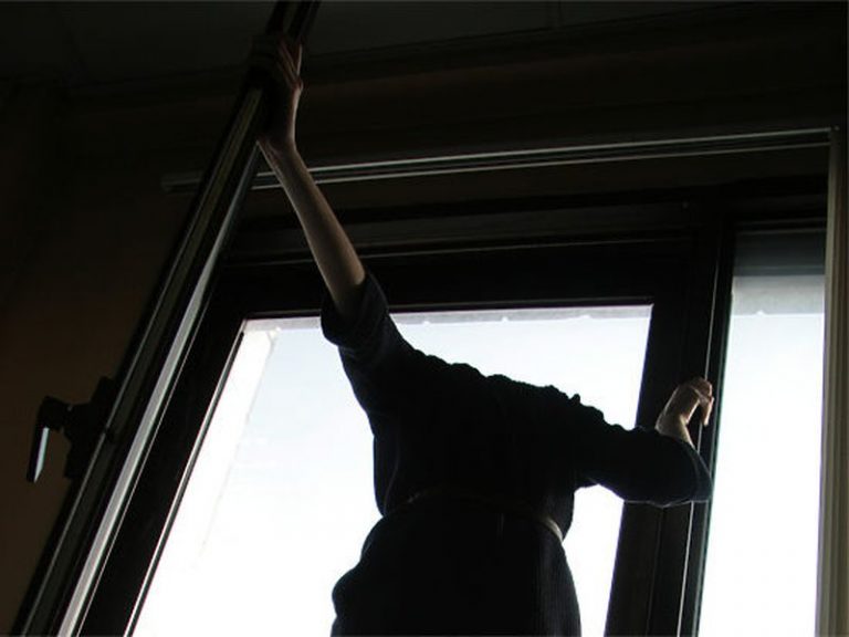 У Києві школярка на перерві вистрибнула з вікна четвертого поверху