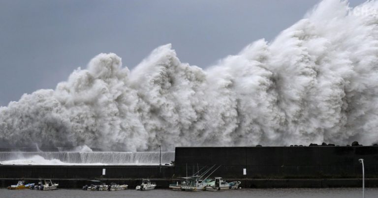 На Японію обрушився смертельний супертайфун “Хагібіс”: опубліковано моторошні відео