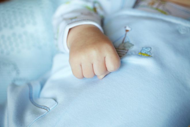 Не хотіли переоформлювати документи: Лікарі поклали живе немовля у холодильну камеру. Батьки були зовсім поряд