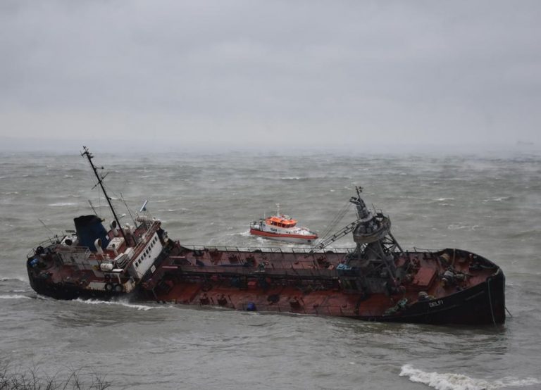 “Ліквідувати екологічне лихо заважає.”: Нові деталі про аварію танкера під Одесою