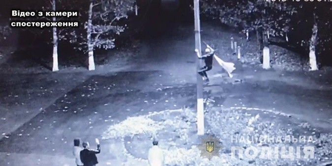 “Кинув на землю і витер об нього ноги”: На Одещині хлопець поглумився над українським прапором