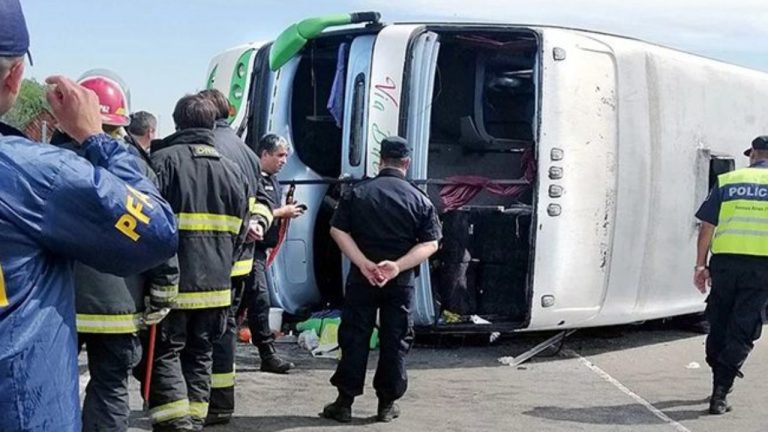 У жахливій аварії розбився автобус з дітьми: є жертви (фото)