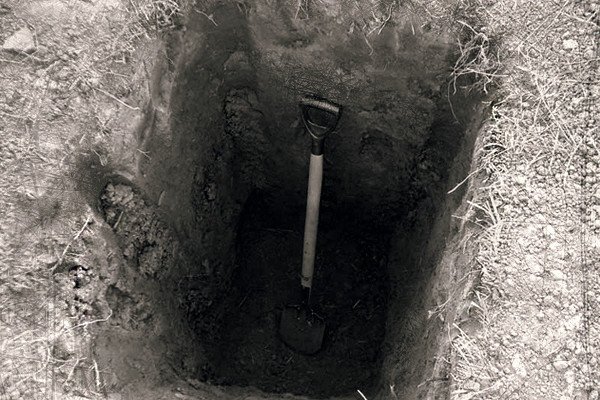 Посмертний детектив: на Чернігівщині труна з тілом сільського священика зникла з могили