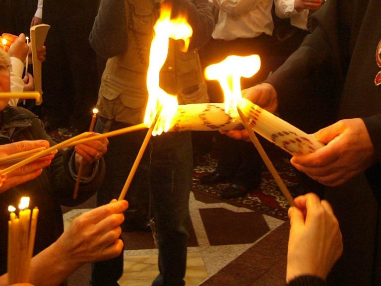 В Україну привезли Вифлеємський вогонь миру (фото)