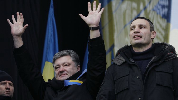 Під час виступу на Майдані Порошенка закидали яйцями (відео)