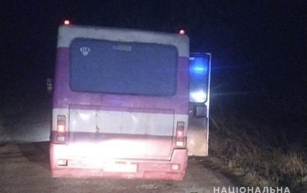 На Тернопільщині з автобуса на ходу випали підлітки