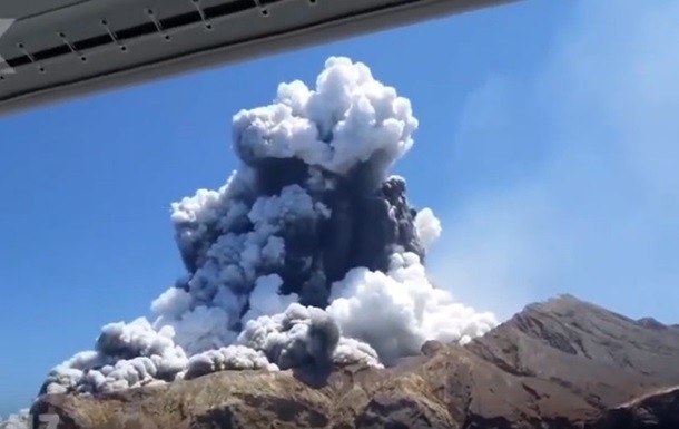 Очевидець показав відео виверження вулкана в Зеландії