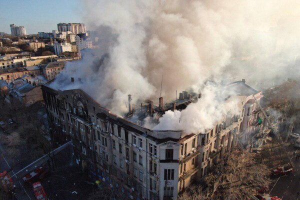 Соня вижила! Через два дні рятувальники дістали з-під завалів в Одесі вцілілу. Українці не стримують сліз