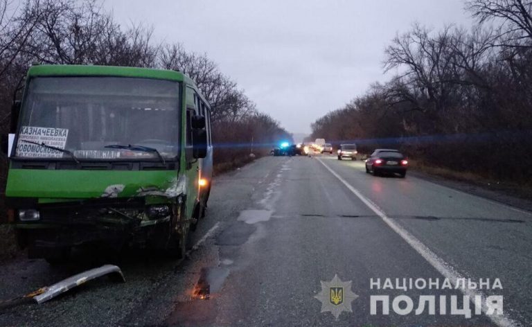 Під Дніпром авто влетіло в автобус: загинула вагітна і молода дівчина