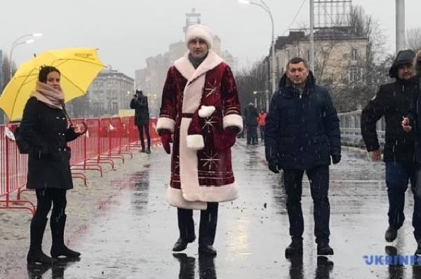 Кличко відкрив Шулявський міст у костюмі Санта-Клауса (відео)