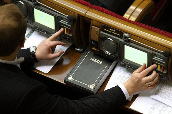 Зеленський підписав закон про відповідальність нардепів за ‘кнопкодаство’