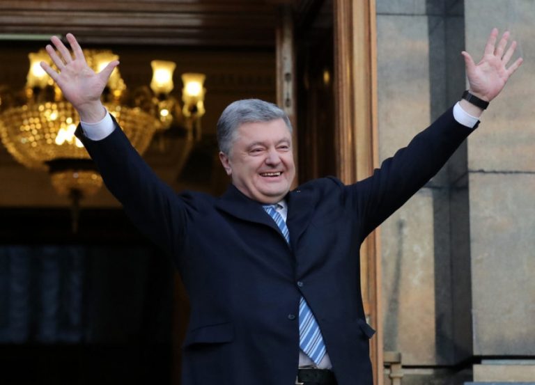 Порошенко на новорічні канікули полетів у найдорожчу країну світу. “Поки у країні війна”