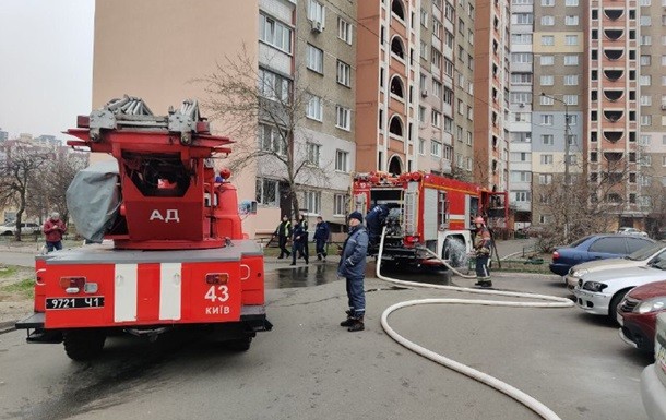 У Києві горить багатоповерхівка, є постраждалі