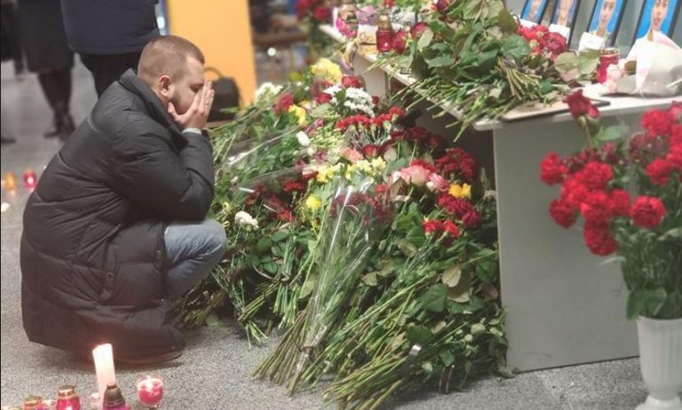 Аеропорт Бориспіль: чоловік не може змиритись зі смерттю дружини, на колінах просить вибачення.