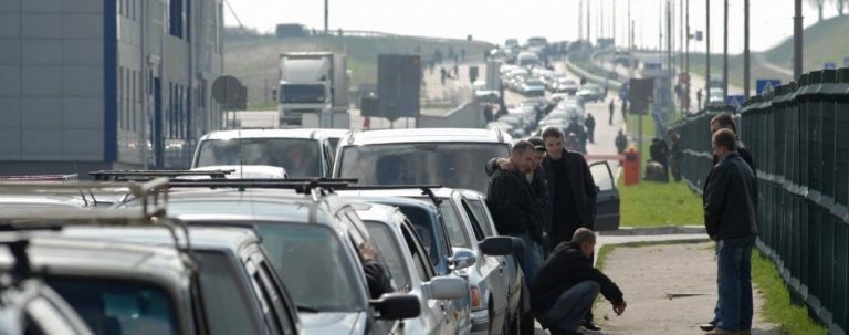 На кордоні з Польщею – досі велетенські черги з автомобілів та автобусів
