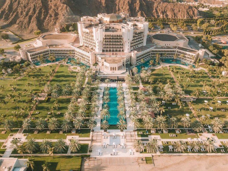 На березі Оману в 5-зірковому готелі: з’явилися фото розкішного новорічного відпочинку Зеленського