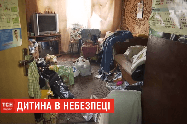 На Миколаївщині батьки тиждень морили голодом 2-річну дівчинку: відео порятунку дитини