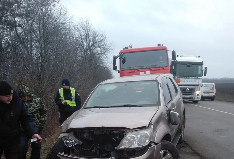 “Крики і сльози”: на Львівщині автомобіль вилетів з траси та на швидкості збив 4 людей
