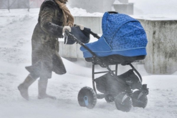 Візок замело снігом: на Черкащині п’яна мати покинула немовля посеред вулиці