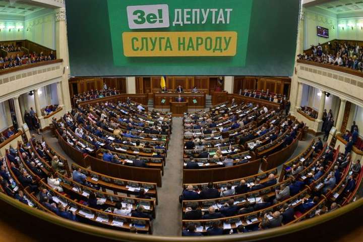 Російська мова в Парламенті: у “Слузі народу” прокоментували скандальний законопроект