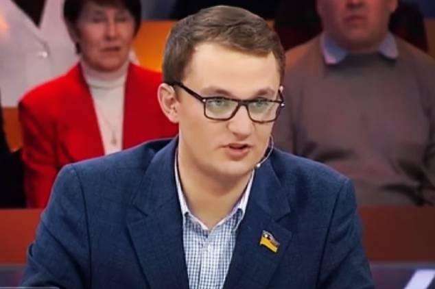 Депутат від «Слуги Народу» запропонував пенсіонерці продати собаку, аби заплатити за комуналку