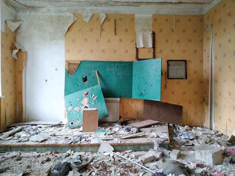 “Дитинство під свист куль”: фото зі школи в Мар’їнці розчулило мережу
