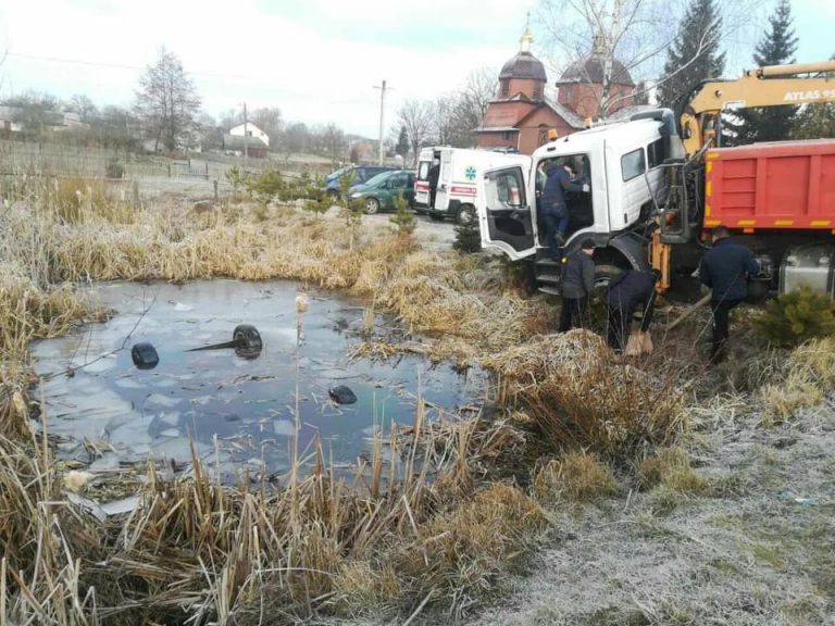 На Львівщині у водоймі знайшли авто з чотирма тілами хлопців: (фото)
