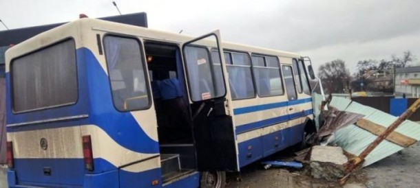Водій автобуса, який віз школярів, помер за кермом, спричинивши аварію (фото 18+, відео)