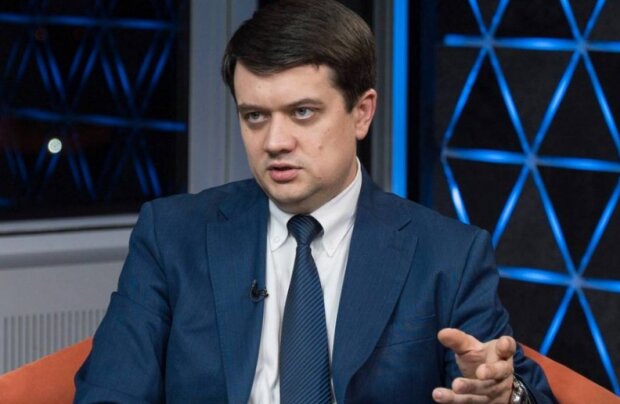 Разумков показав українцям свою зарплату, міністри Гончарука в ауті: “Мені вистачає”