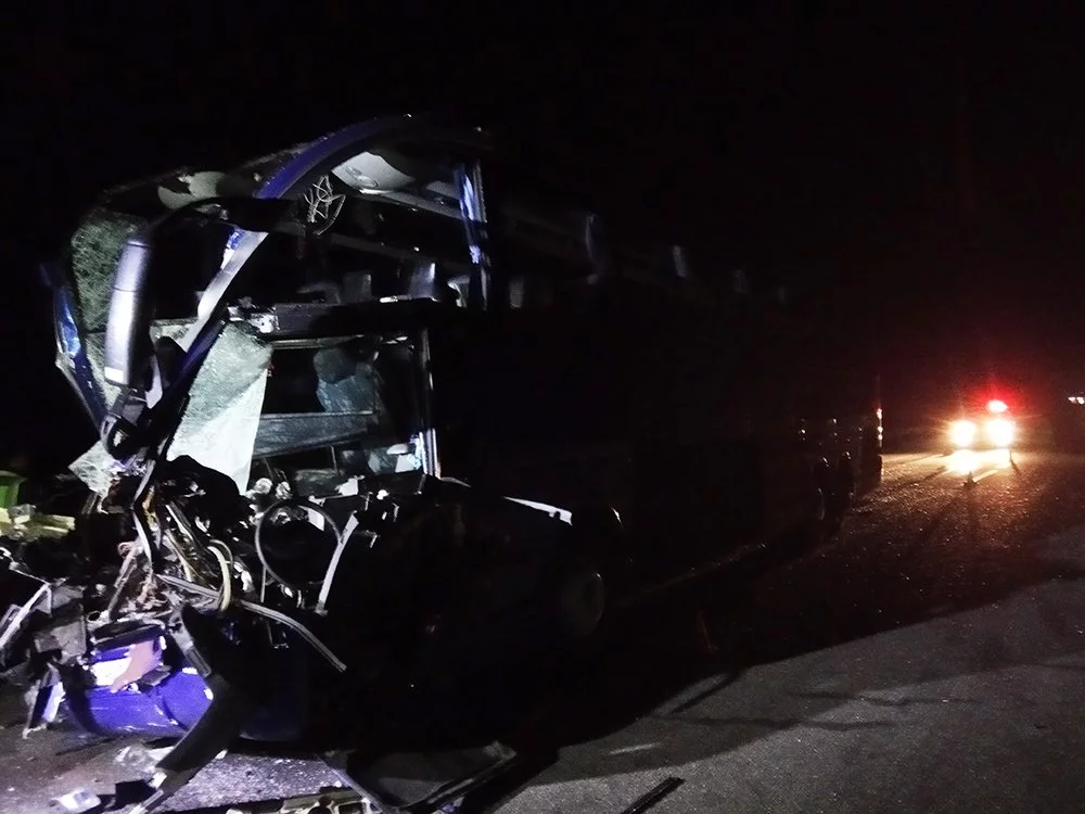На Миколаївщині зіткнулися пасажирський автобус і вантажівка: багато постраждалих