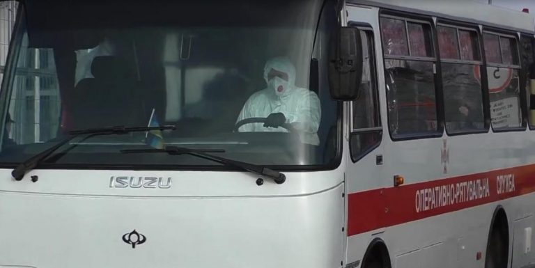 Дякуємо за “гостинність”: протестувальники закидали камінням автобус, що віз евакуйованих з Китаю