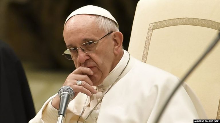Вірус лютує! Папа Римський захворів після зустрічі з парафіянами. Подробиці шокують