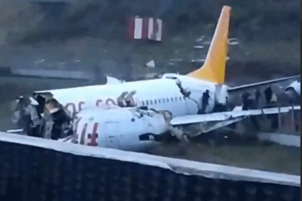 У Туреччині літак впав в яр і розвалився: поранені 157 пасажирів, є загиблий