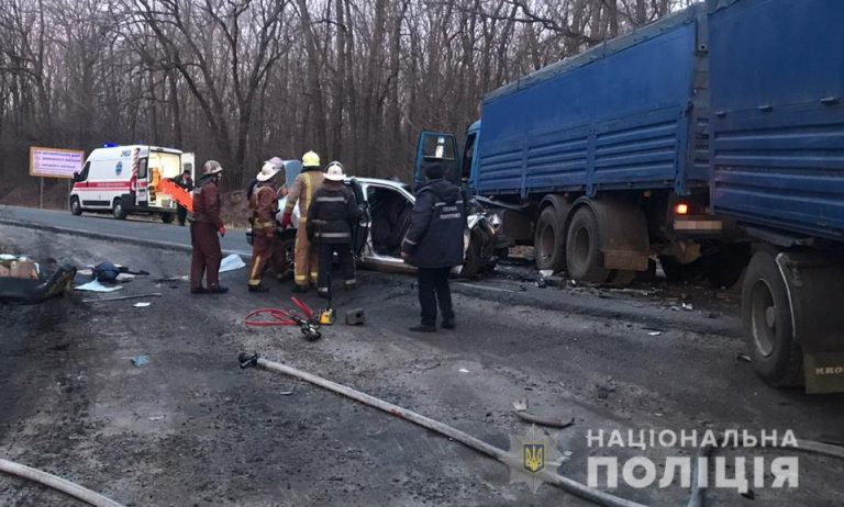 “Вантажівка розчавила легковик на швидкості”: Моторошна аварія забрала 4 життя. шансів не було