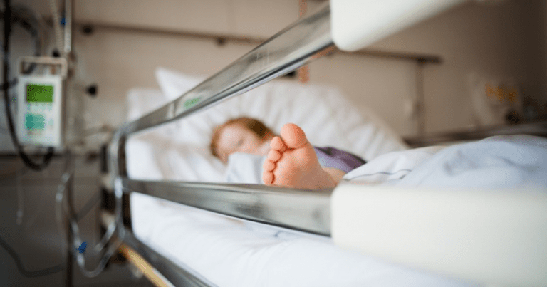 “Горить і задихається”: у Києві медики “ганяють” по лікарнях 2-річну дитину з підозрою на коронавірус