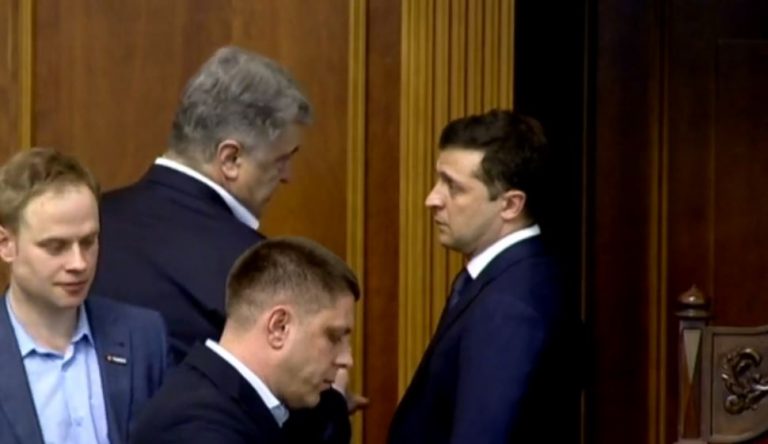 “Зіткнулися обличчя в обличчя”: Порошенко і Зеленський здивували вчинком у Раді