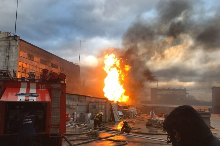 “Ртутна бомба”: у Києві на заводі “Радикал” сталася потужна пожежа