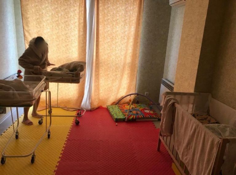 Продавали немовлят іноземцям: у Києві викрили злочинну схему “сурогатного материнства”