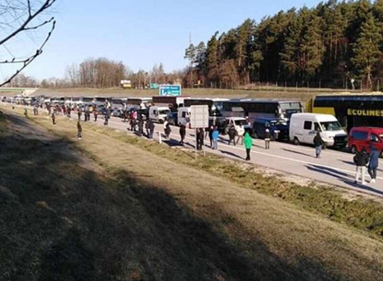 Українці продовжують масово повертатися з Європи. Показове відео