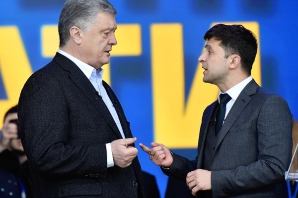Зеленський не відповів на питання, які сам же ставив Порошенку на дебатах – ЗМІ